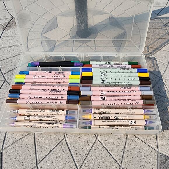 Zig Ultimate Double Sided Marker Set with Clear Storage Case - Picture 9 of 13